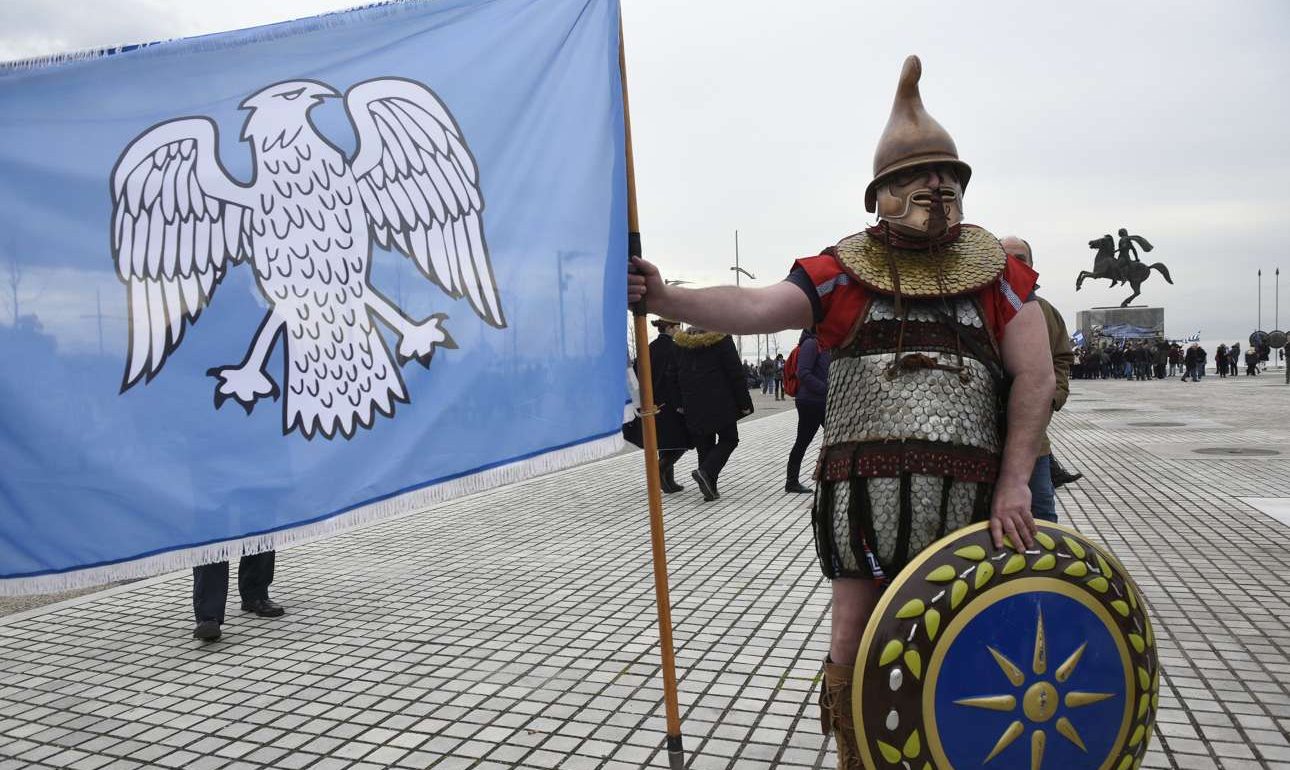 Χιλιάδες κόσμου στο συλλαλητήριο, ένταση στους γύρω δρόμους