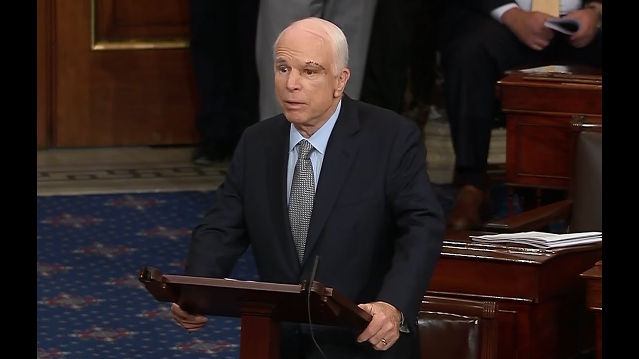 ΜακΚέιν κατά Τραμπ για τις επιθέσεις στους δημοσιογράφους