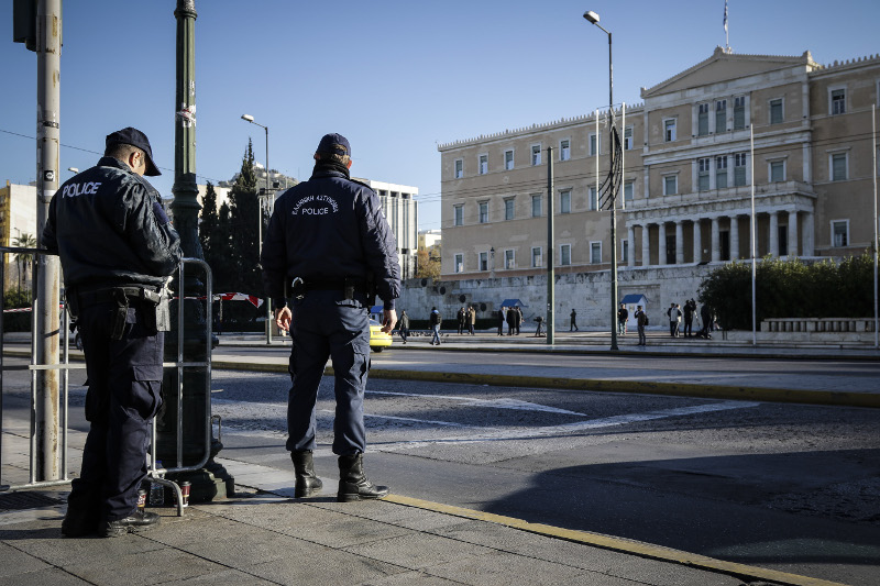 Προσαγωγή υπαλλήλου της Βουλής για εξύβριση αστυνομικού