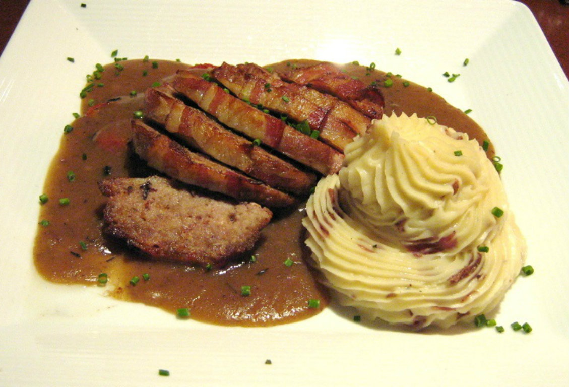 Ρολό με κιμά στην κατσαρόλα και ας κρατήσουν οι χοροί