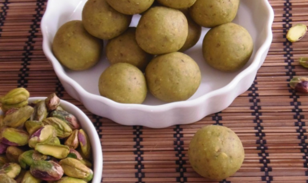 Τρουφάκια με φιστίκια και ανθόνερο: σαν τα νησιώτικα αμυγδαλωτά!