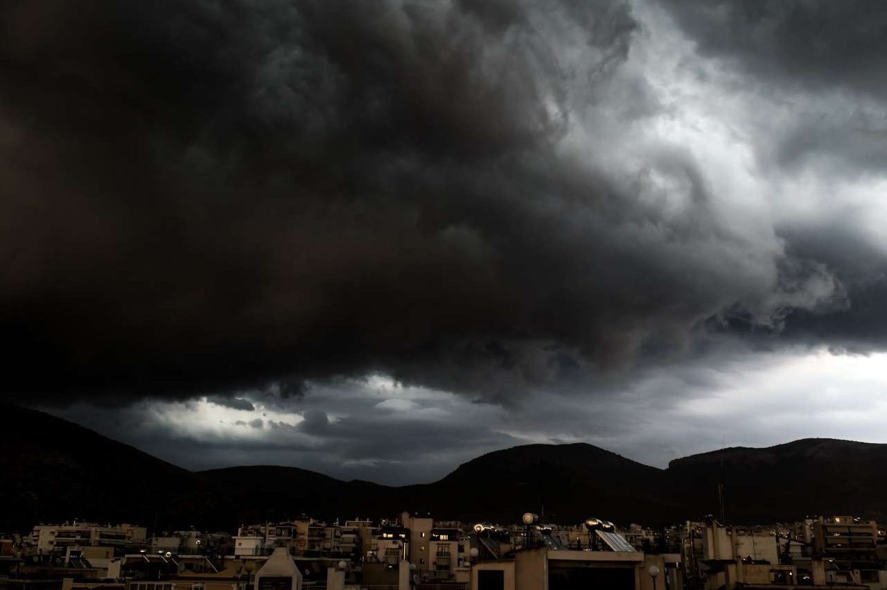 Προβλήματα από τη νεροποντή στην Αττική – Στα λευκά η κεντρική Ελλάδα