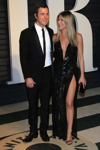 epa05818164 Justin Theroux and Jennifer Aniston arrive for the 2017 Vanity Fair Oscar Party following the 89th annual Academy Awards ceremony in Beverly Hills, California, USA, 26 February 2017. The Oscars are presented for outstanding individual or collective efforts in 24 categories in filmmaking. EPA/NINA PROMMER