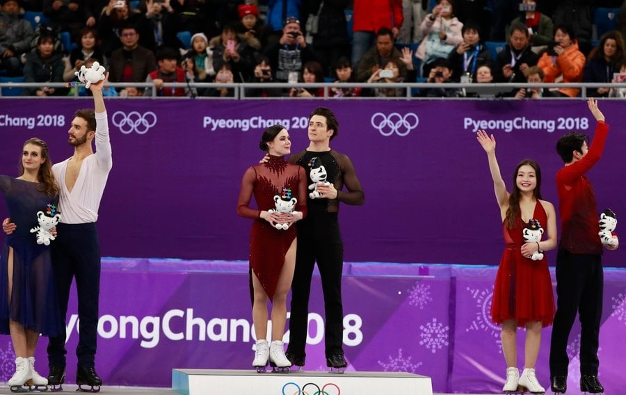 epa06544959 Gold medalists Tessa Virtue and Scott Moir of Canada (C), silver medalists Gabriella Papadakis and Guillaume Cizeron of France and bronze winners Maia Shibutani and Alex Shibutani of the USA (R) during the venue ceremony for the Ice Dance Free Dance of the Figure Skating competition at the Gangneung Ice Arena during the PyeongChang 2018 Olympic Games, South Korea, 20 February 2018. EPA/HOW HWEE YOUNG