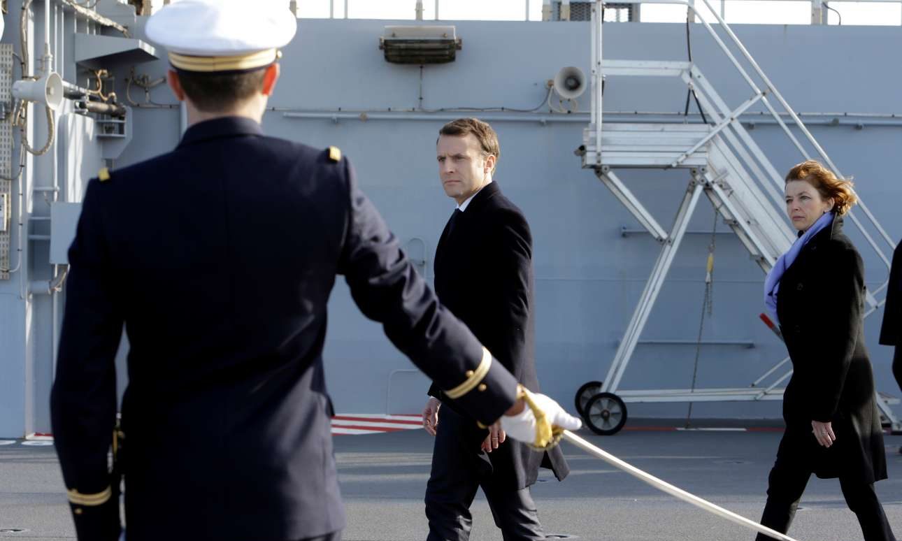 Ο Μακρόν κάνει υποχρεωτική τη στρατιωτική θητεία για άνδρες και γυναίκες