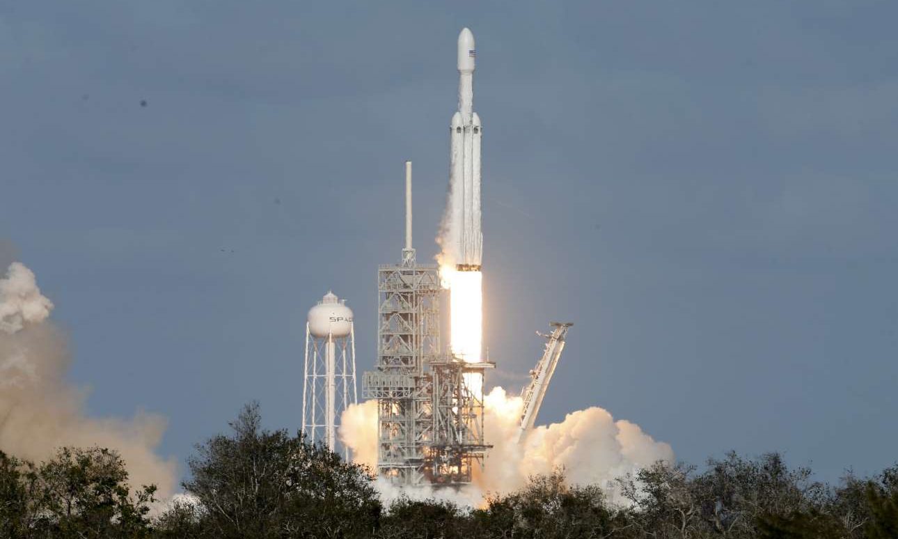 Στο Διάστημα ο Falcon Heavy του (κυρίου Tesla) Ελον Μασκ