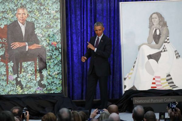 Ο Ομπάμα δειγματίζει το «αιχμηρό» πορτρέτο του (REUTERS/Jim Bourg)