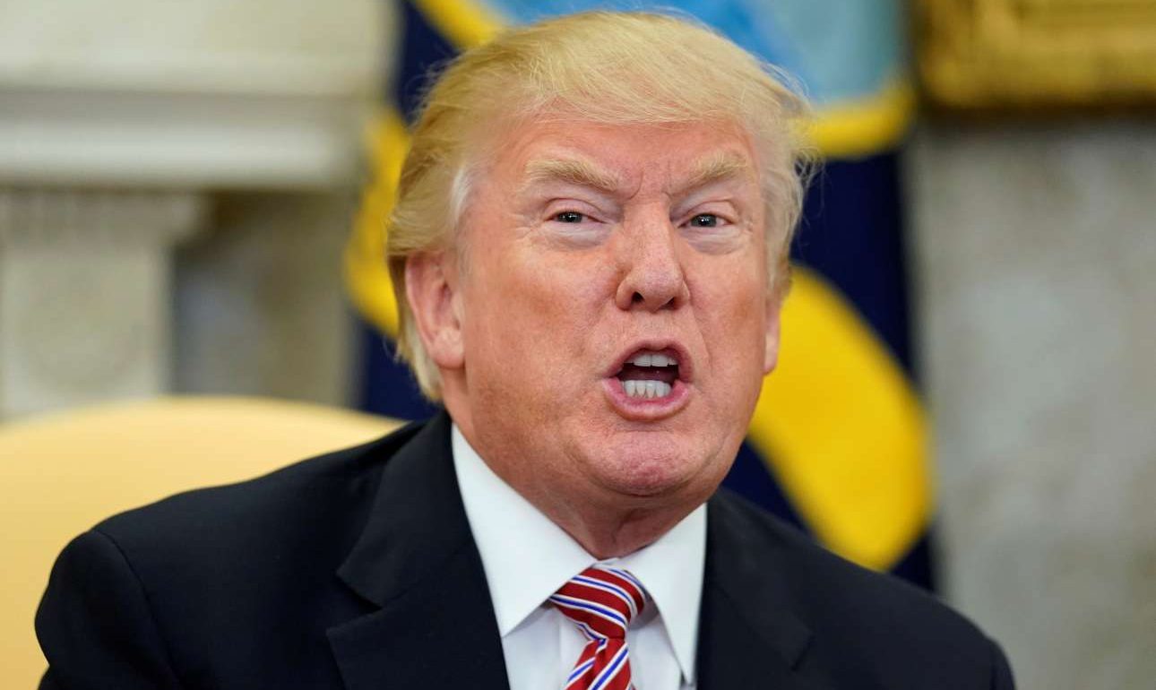 Αντισυνταγματική η ταξιδιωτική απαγόρευση του Τραμπ για τους μουσουλμάνους