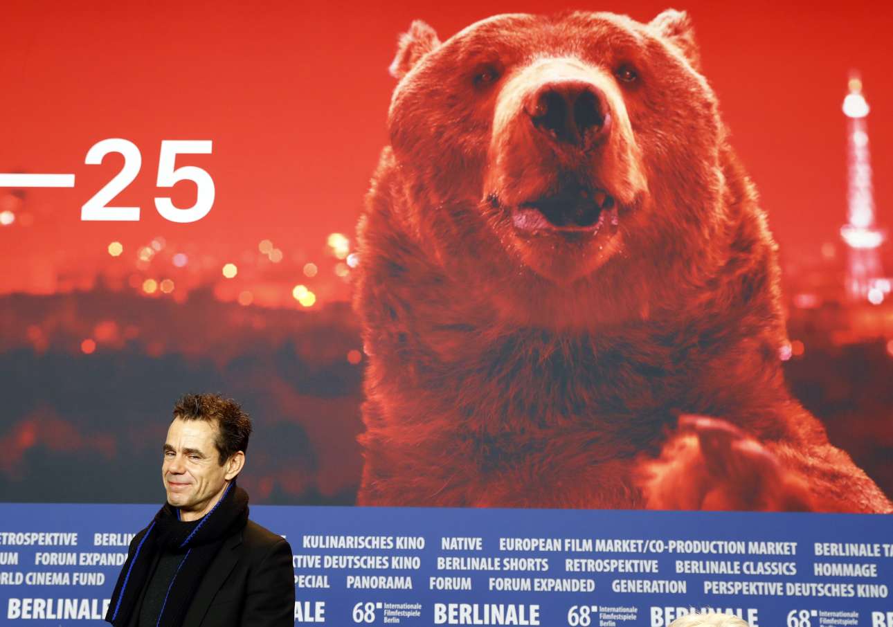 Ο επικεφαλής της κριτικής επιτροπής, σκηνοθέτης Τομ Τίκβερ, με φόντο την αρκούδα, το έμβλημα του Φεστιβάλ