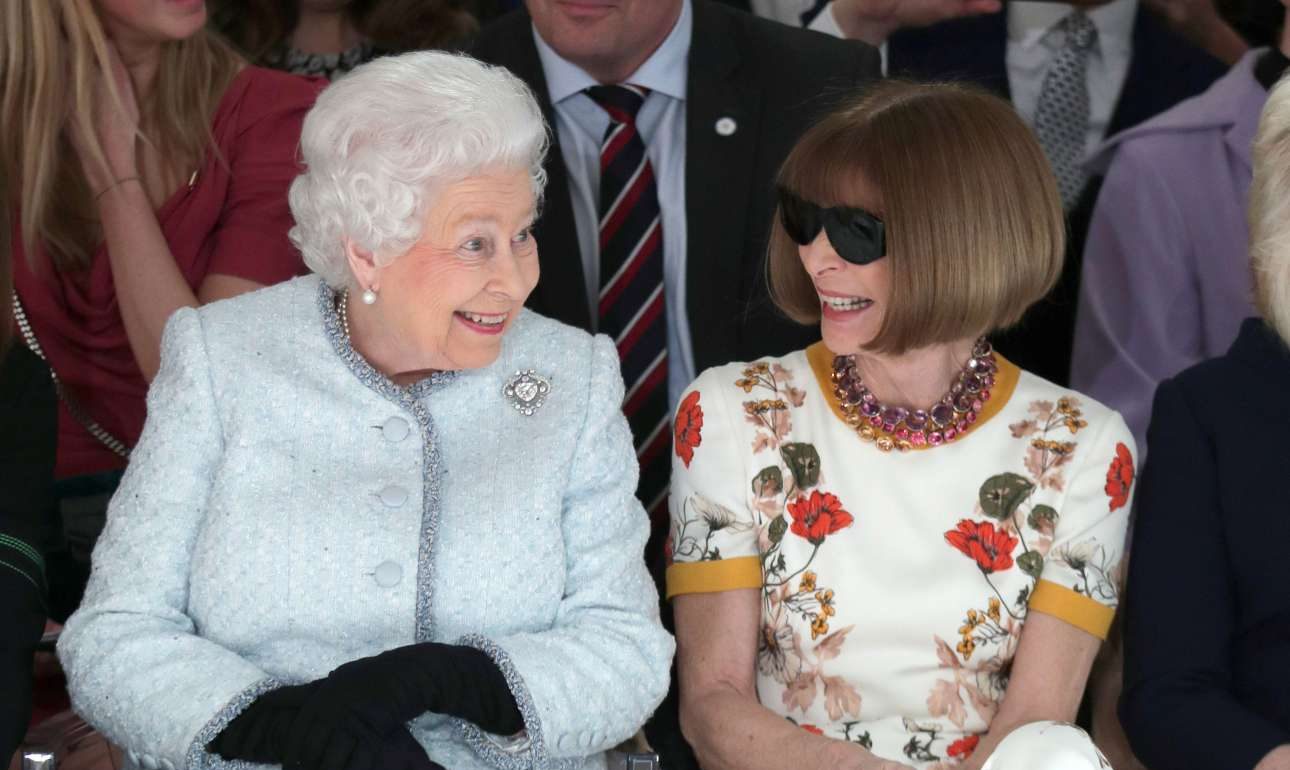 Εμφάνιση-έκπληξη της βασίλισσας Ελισάβετ Β’ στην Εβδομάδα Μόδας του Λονδίνου