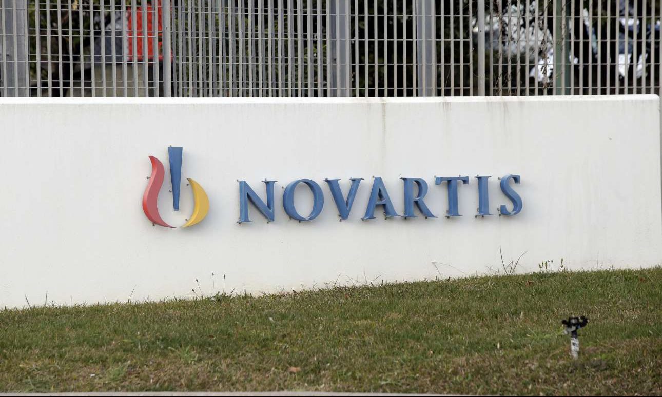 Oι εισαγγελείς ψάχνουν για πολιτικό χρήμα στη Novartis