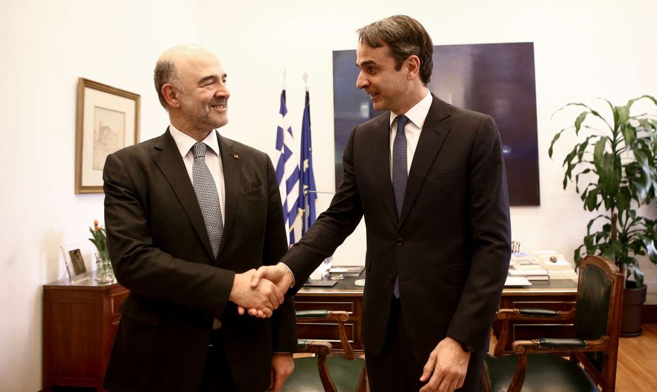 Μητσοτάκης σε Μοσκοβισί: «Η κοινωνία ασφυκτιά από τους φόρους και τις εισφορές»