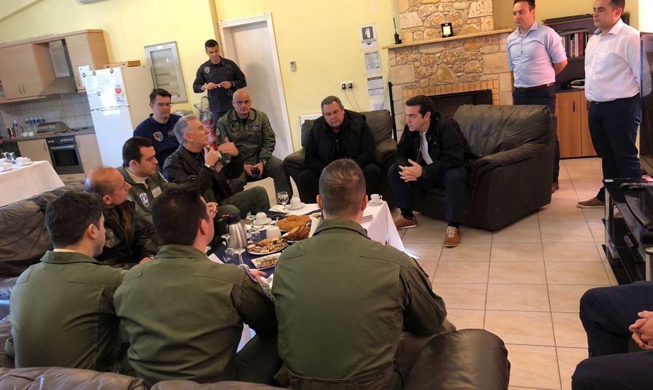 Αρωμα «Top Gun»: Επίσκεψη Τσίπρα και Καμμένου στην 135 Σμηναρχία Μάχης στη Σκύρο
