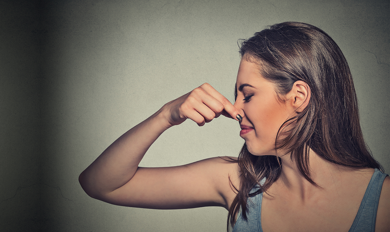 Σας απωθεί η μυρωδιά του σώματος; Μπορεί να είστε… δεξιός!