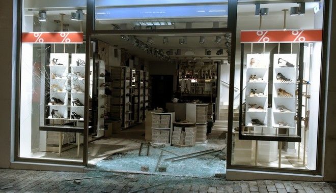 Οι βάνδαλοι ξαναχτύπησαν στην Ερμού – Μεγάλες καταστροφές σε καταστήματα [εικόνες & βίντεο]