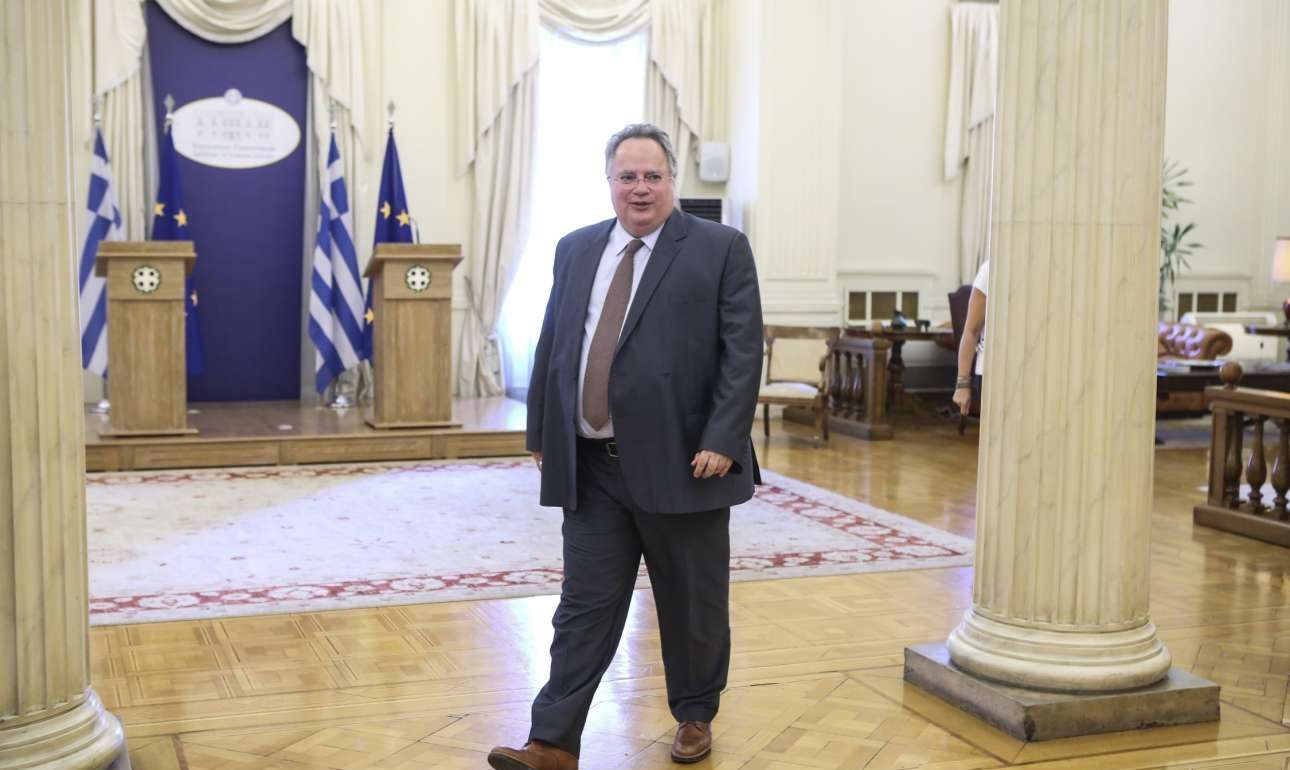 Ο Νίκος Κοτζιάς «διαδηλώνει» κατά του Νίκου Κοτζιά