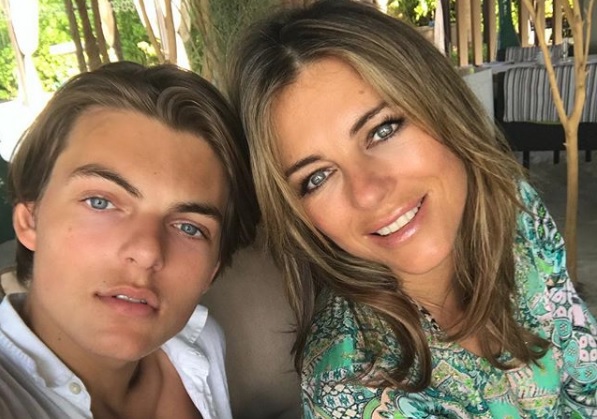 Περήφανη μαμά η Λιζ Χάρλεϊ: Σέξι πόζες με… φωτογράφο τον 15χρονο γιο της