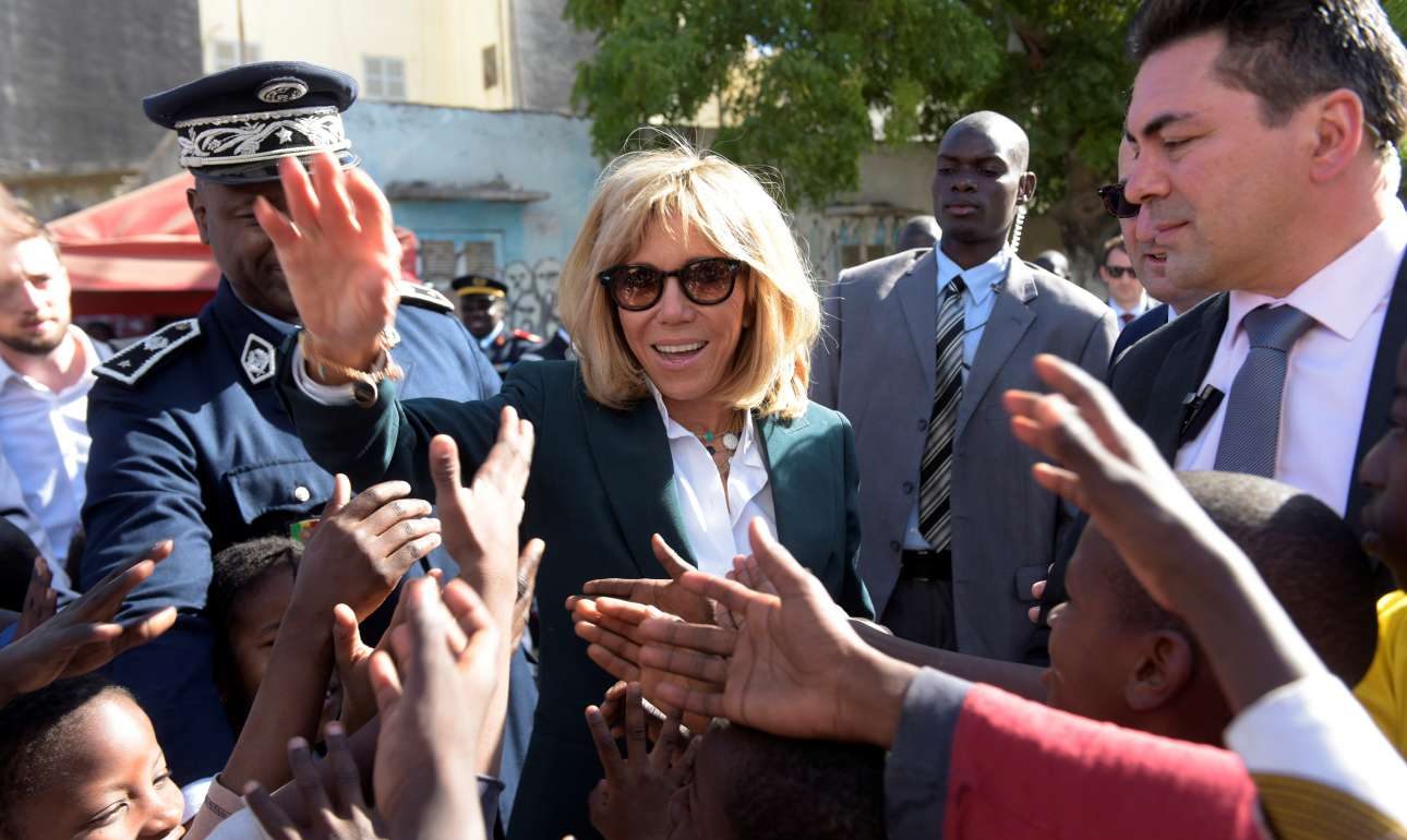 Γιατί… φυλάει τα ρούχα της η Μπριζίτ Μακρόν;