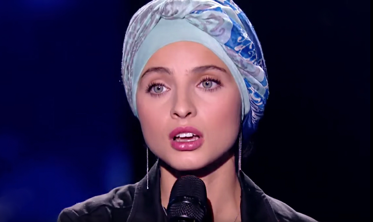 Η τραγουδίστρια με τη μαντίλα που γοήτευσε τη Γαλλία και αμέσως μετά τη δίχασε!