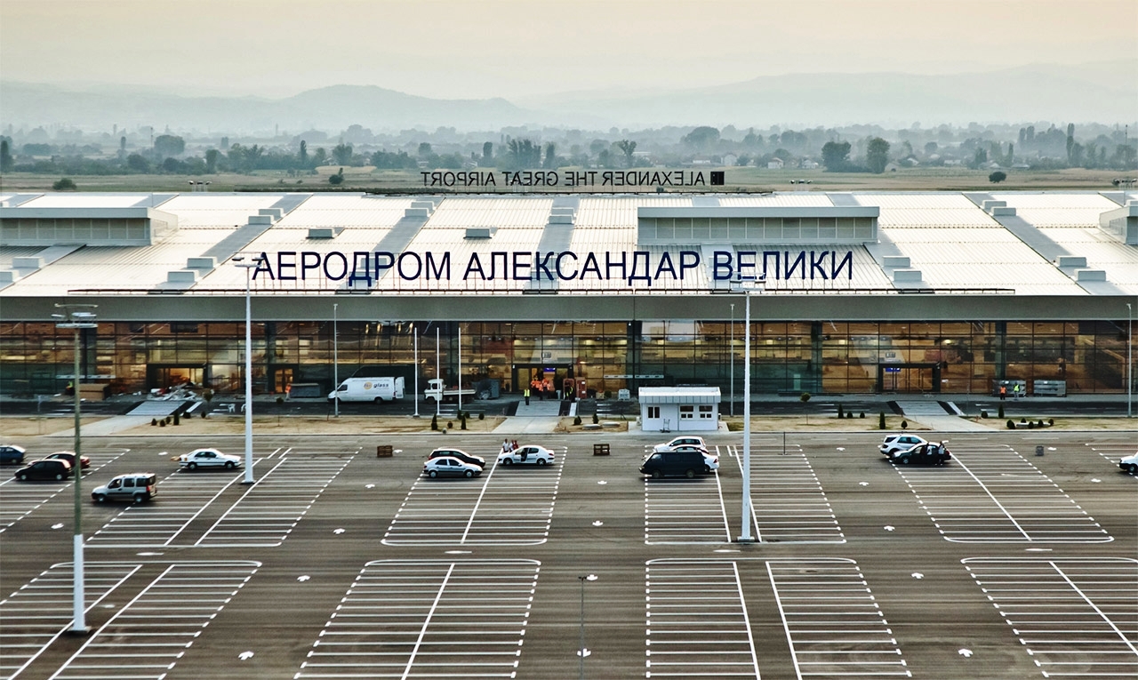 Στα Σκόπια ξηλώνουν τις πινακίδες, στις Βρυξέλλες βιάζονται να τους βάλουν στην ΕΕ