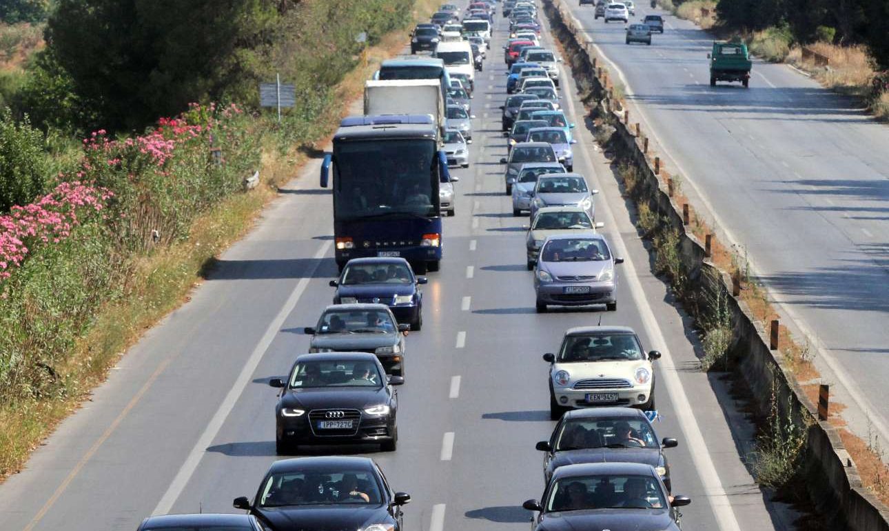Τι αλλάζει στον νέο ΚΟΚ για τα πρόστιμα, τις πινακίδες και τα ταξί