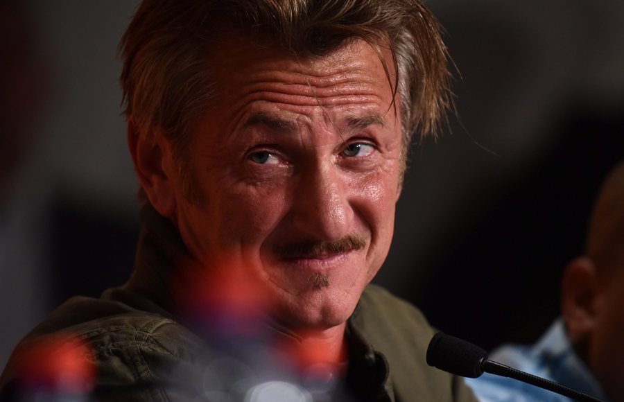 Ο Σον Πεν έγραψε βιβλίο και τα βάζει με τον Τραμπ