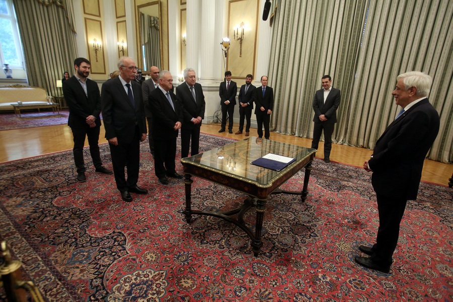 Ο Πρόεδρος της Δημοκρατίας Προκόπης Παυλόπουλος (1-Δ) παρουσία του πρωθυπουργού Αλέξη Τσίπρα (2-Δ) ορκίζει τους νέους υπουργούς που ορίσθηκαν μετά τον χθεσινό ανασχηματισμό, στο Προεδρικό Μέγαρο, Πέμπτη 1 Μαρτίου 2018. Με πολιτικό όρκο ορκίστηκαν οι έξι νέοι υπουργοί: Ιωάννης Δραγασάκης, Αντιπρόεδρος της Κυβέρνησης, ως Υπουργός Οικονομίας και Ανάπτυξης, Δημήτριος Βίτσας, ως Υπουργός Μεταναστευτικής Πολιτικής, Φώτιος-Φανούριος Κουβέλης, ως Αναπληρωτής Υπουργός Εθνικής Άμυνας,Μερόπη Τζούφη, ως Υφυπουργός Παιδείας, Έρευνας και Θρησκευμάτων, Αθανάσιος Ηλιόπουλος, ως Υφυπουργός Εργασίας, Κοινωνικής Ασφάλισης και Κοινωνικής Αλληλεγγύης. και Κωνσταντίνος Στρατής, ως Υφυπουργός Πολιτισμού και Αθλητισμού. ΑΠΕ-ΜΠΕ/ΑΠΕ-ΜΠΕ/Αλέξανδρος Μπελτές