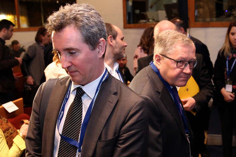 Ο επικεφαλής του ESM Klaus Regling (Δ) και ο Declan Costello (Α), επικεφαλής της αποστολής της ΕΕ για το ελληνικό πρόγραμμα (ΑΠΕ-ΜΠΕ/ΟΡΕΣΤΗΣ ΠΑΝΑΓΙΩΤΟΥ)