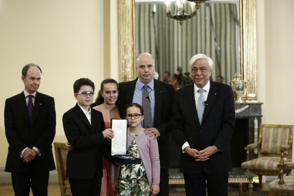 Ο Πρόεδρος της Δημοκρατίας Προκόπης Παυλόπουλος (Δ) φψτογραφίζεται με τον πρόεδρο του Δ.Σ του Ιδρύματος Σταύρος Νιάρχος, Ανδρέα Δρακόπουλο (Κ) και τα μέλη της οικογένειάς του (Α), κατά τη διάρκεια απονομής του Μεγαλόσταυρου του Τάγματος της Τιμής, στο Προεδρικό Μέγαρο, Δευτέρα 26 Μαρτίου 2018 ΑΠΕ-ΜΠΕ/ΑΠΕ-ΜΠΕ/ΓΙΑΝΝΗΣ ΚΟΛΕΣΙΔΗΣ