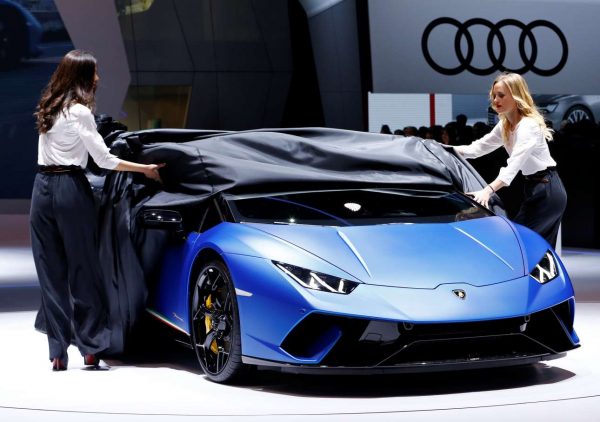 Τα κορίτσια της Lamborghini Huracan Performante Spyder πήγαν εφέτος στη Γενεύη σεμνώς ενδεδυμένα (REUTERS/Denis Balibouse)