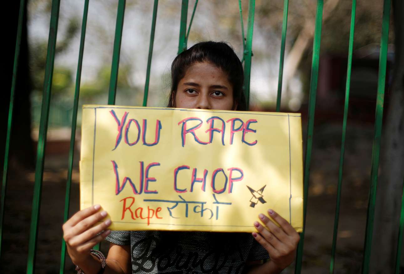 «Εσείς βιάζετε, εμείς κόβουμε» γράφει το πλακάτ της εικονιζόμενης γυναίκας, η οποία αντιδρά στους διαρκώς αυξανόμενους βιασμούς στο Νέο Δελχί στην Ινδία