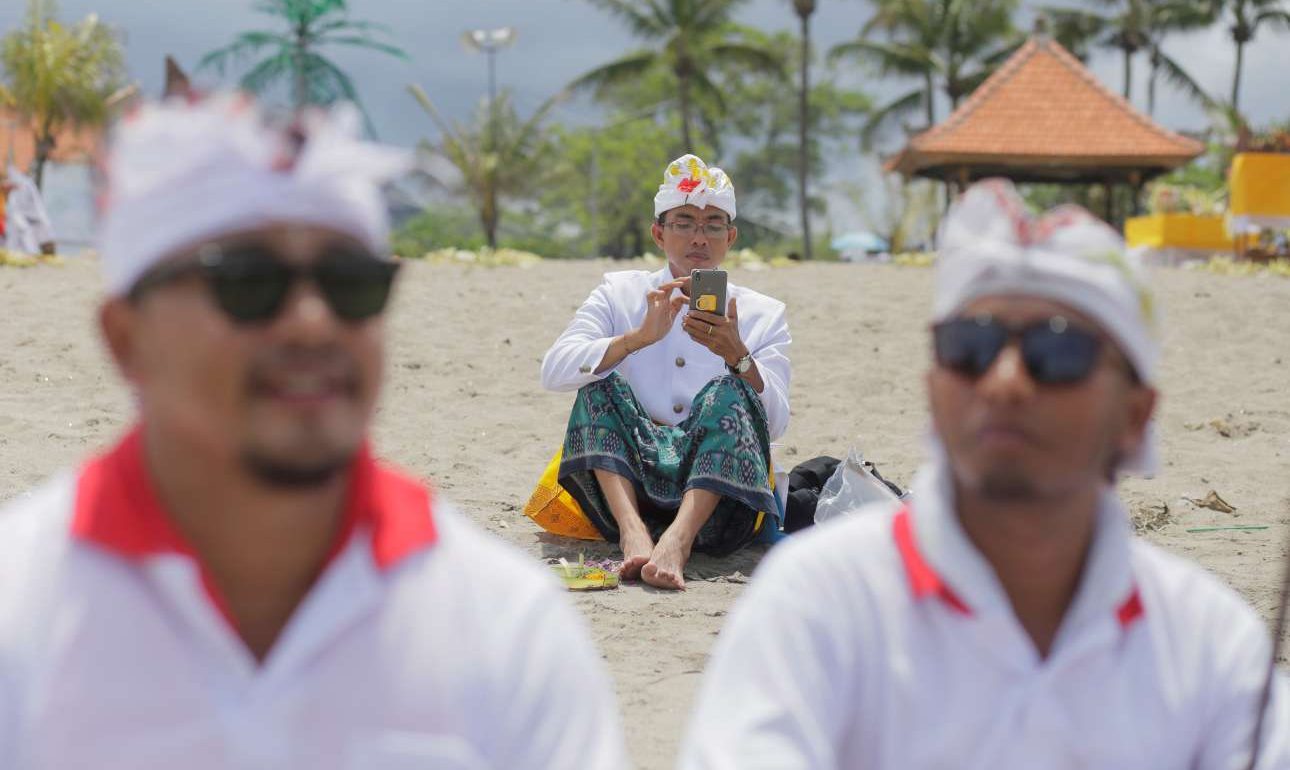 Γιατί η κυβέρνηση του Μπαλί «κόβει» το Ιντερνετ για ένα 24ωρο