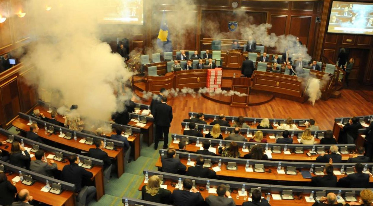 Πυρ και μανία βουλευτές στο Κόσοβο – πέταξαν δακρυγόνα εντός Κοινοβουλίου