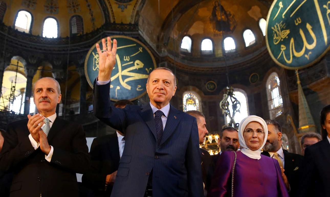 Προκλητικός ξανά μέσα από την Αγιά Σοφιά ο Ταγίπ Ερντογάν