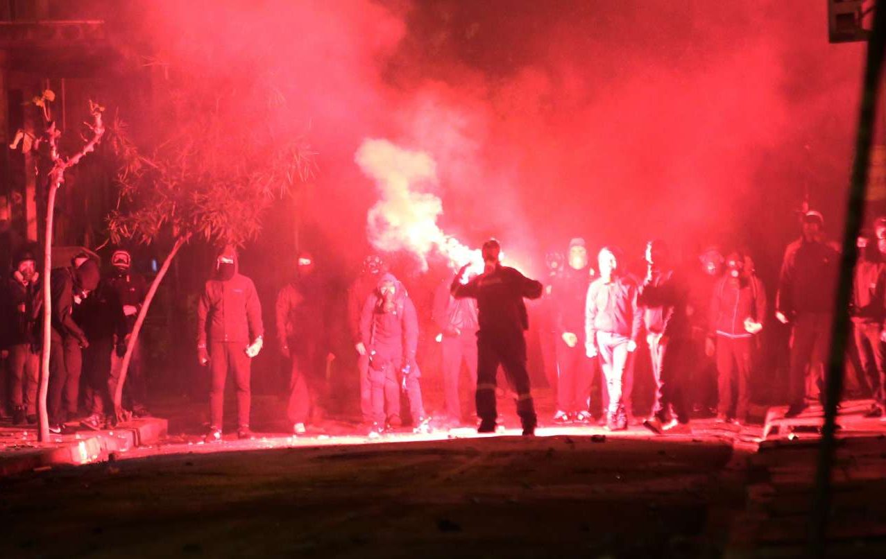 «Βροχή» μολότοφ για μία ακόμη νύχτα γύρω από το Πολυτεχνείο