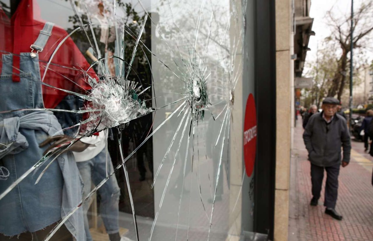 Δεν πτοούνται: Νέα καταδρομική επίθεση κουκουλοφόρων στην Πατησίων [βίντεο]