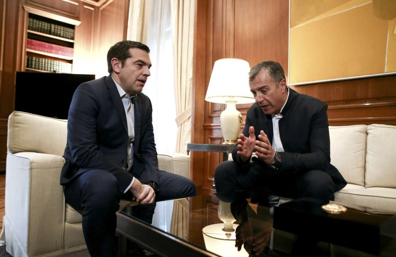 Η κουβέντα Τσίπρα – Θεοδωράκη για… ποδόσφαιρο και τα κεφάλια «που πρέπει να κοπούν»