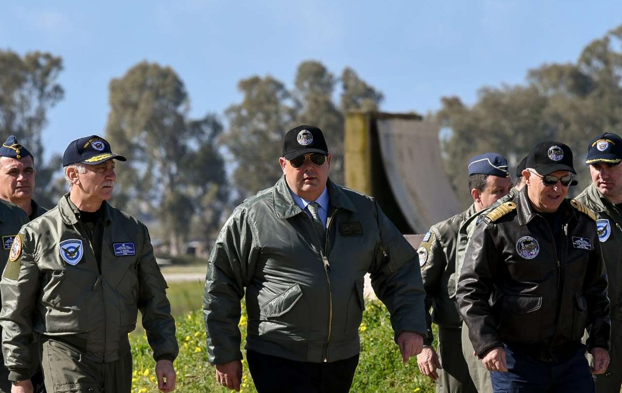 O militaire Καμμένος φοράει ξανά τη στολή – μετά συναντάει τον Τσίπρα