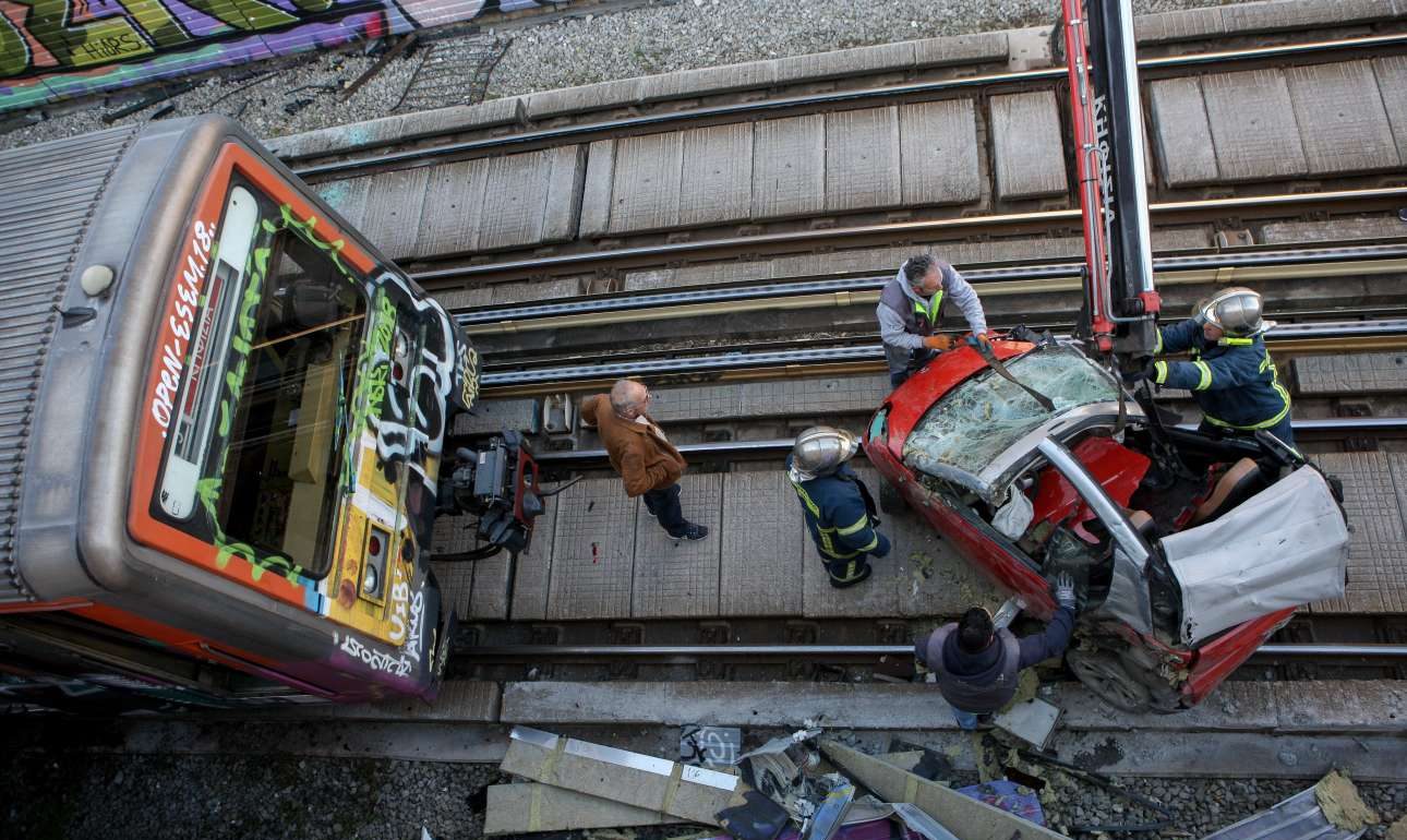 Αυτοκίνητο έπεσε στη γραμμή του ΗΣΑΠ στην Κηφισιά – Σώα η οδηγός