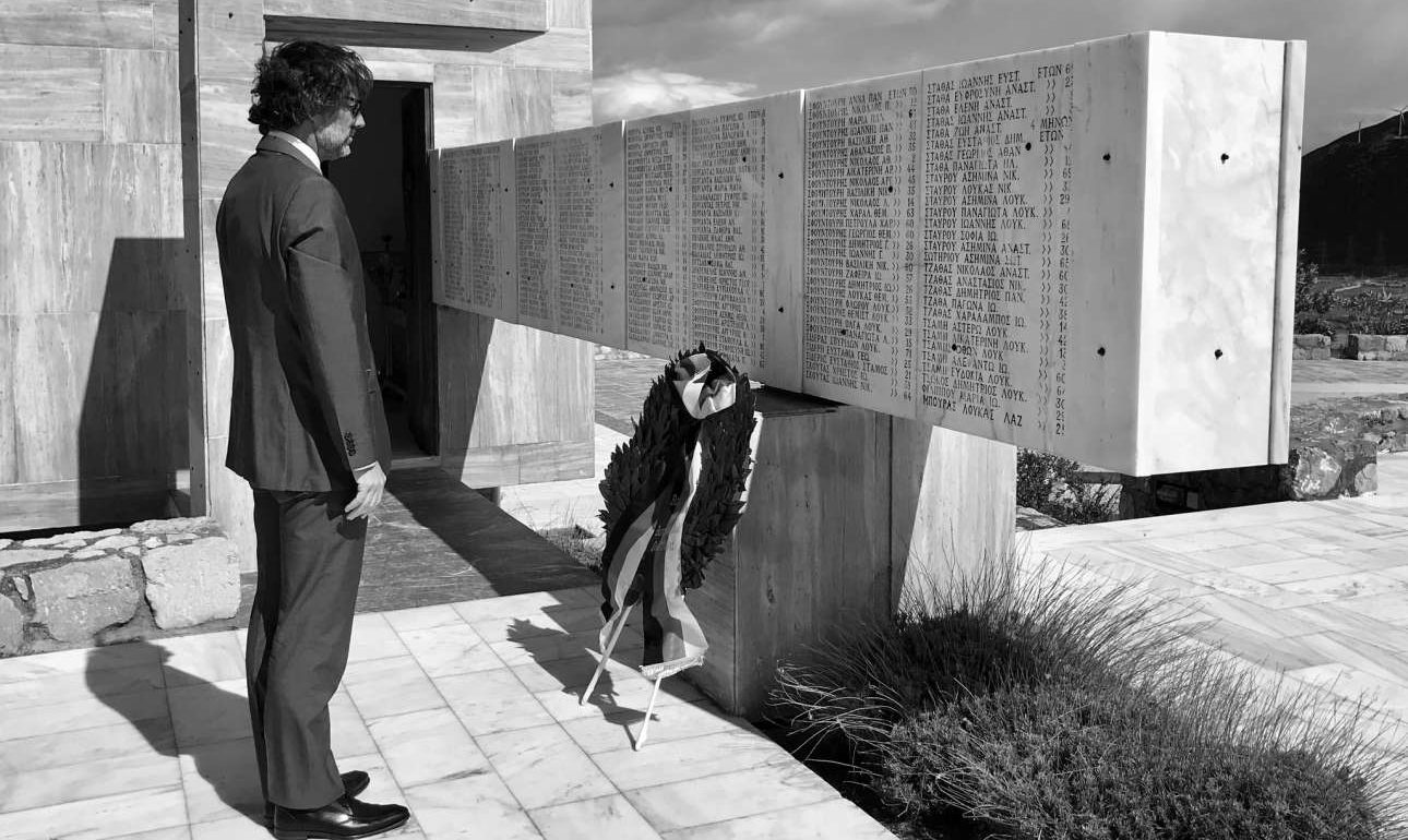 Ο πρεσβευτής της Γερμανίας μόνος στο μνημείο της σφαγής του Διστόμου