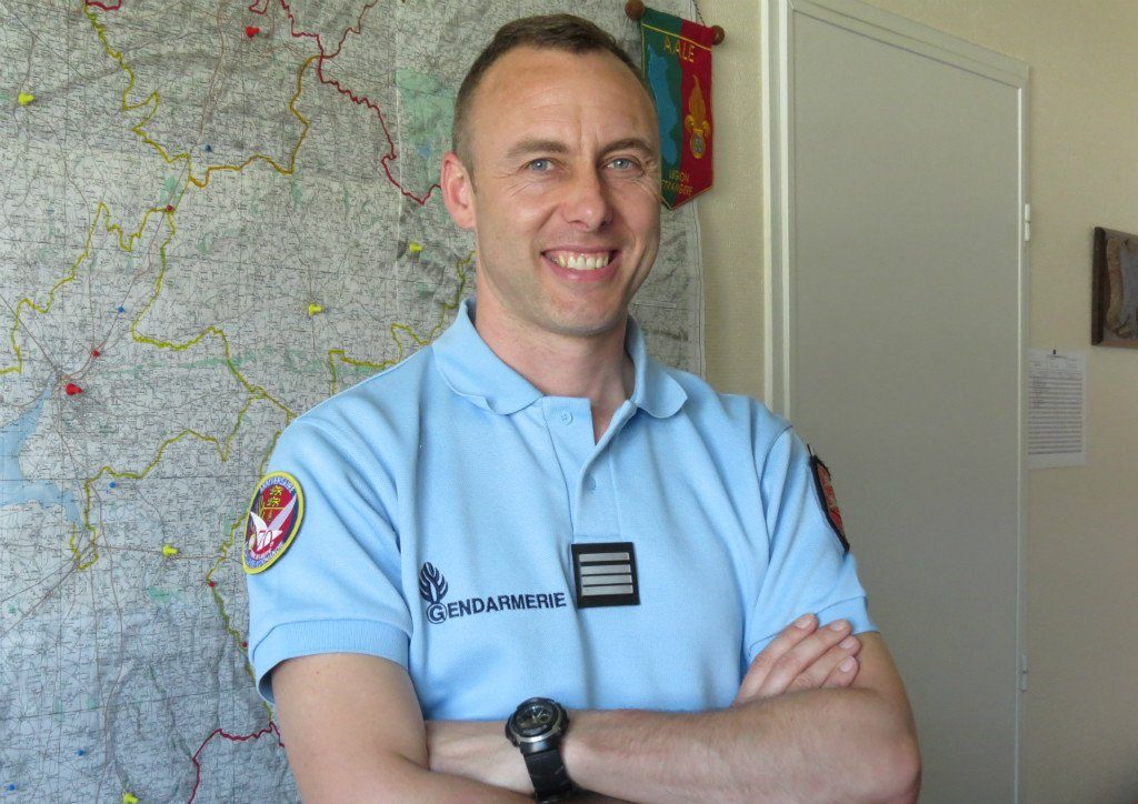 Εχασε τη μάχη ο ήρωας αστυνομικός που πήρε τη θέση των ομήρων στην Τρεμπ