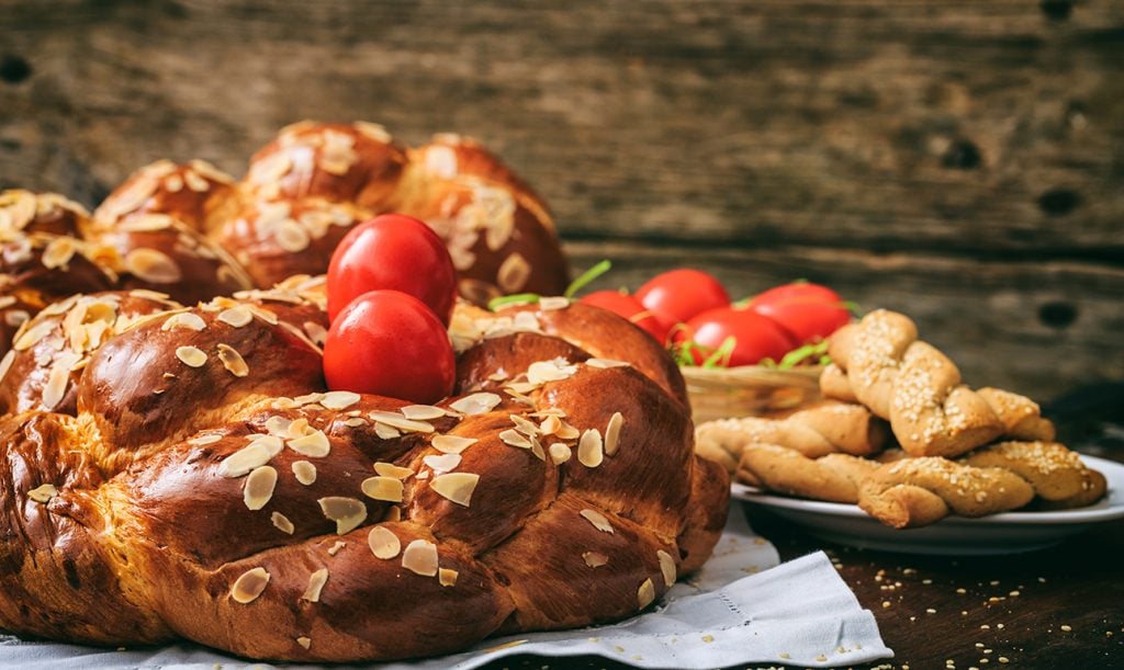 Easter traditional bread_618793085