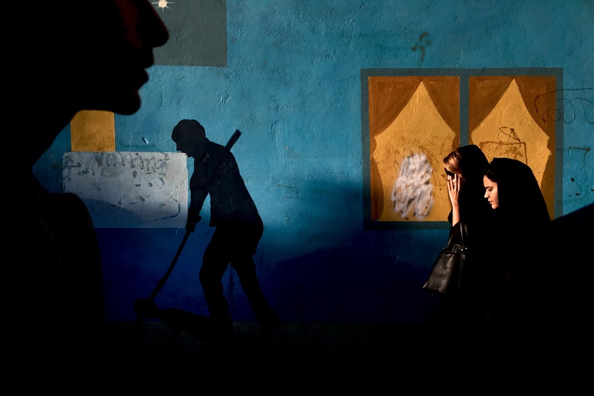 «Γκραφίτι Σκιά», βραβείο στην κατηγορία Κινητό. Δύο μαυροντυμένες γυναίκες περνούν μπροστά από μία τοιχογραφία στο Ιράν