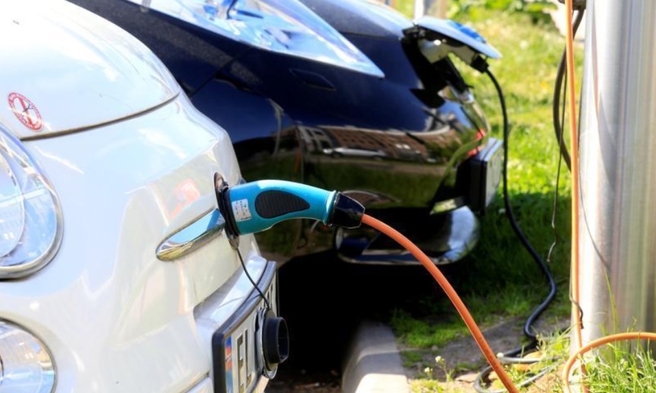 Τα μισά αυτοκίνητα που πουλήθηκαν το 2017 στο Οσλο ήταν ηλεκτρικά