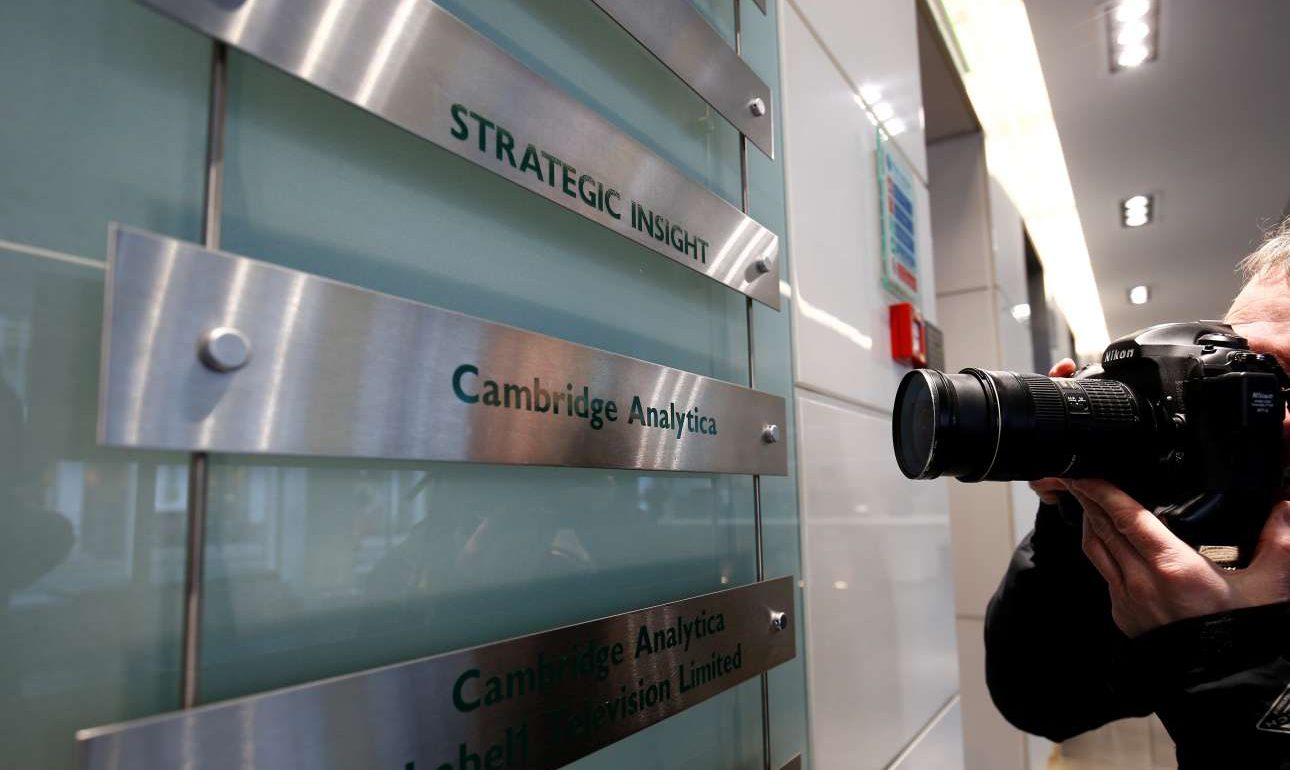 Το μακρύ, βρώμικο χέρι της Cambridge Analytica και πώς έφτανε σε όλο τον κόσμο