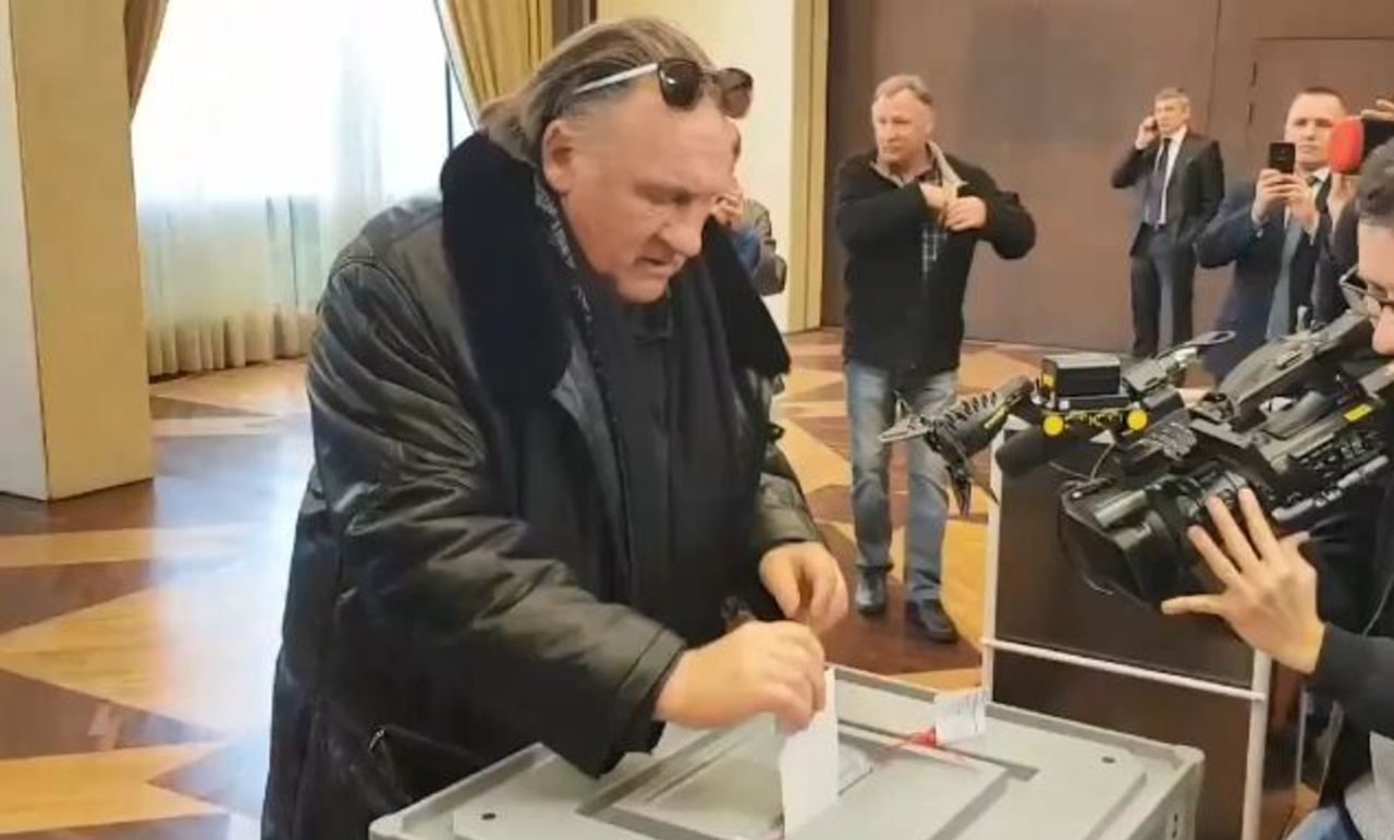 «Για τη Ρωσία με αγάπη»: Ο Ζεράρ Ντεπαρντιέ ψηφίζει Πούτιν