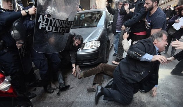 Ξύλο και χημικά έξω από συμβολαιογραφεία σε Αθήνα και Θεσσαλονίκη