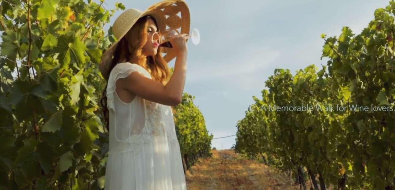 Η κόρη του Γιώργου Παπανδρέου φωτοβόλος πρωταγωνίστρια σε καμπάνια για το κρητικό κρασί