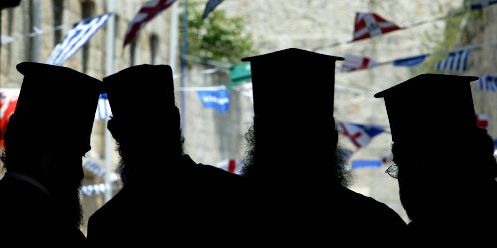 Ιερή κομπίνα: Πώς κληρικοί κατάφεραν να εισπράξουν σε μία επταετία 3,8 εκατ. ευρώ