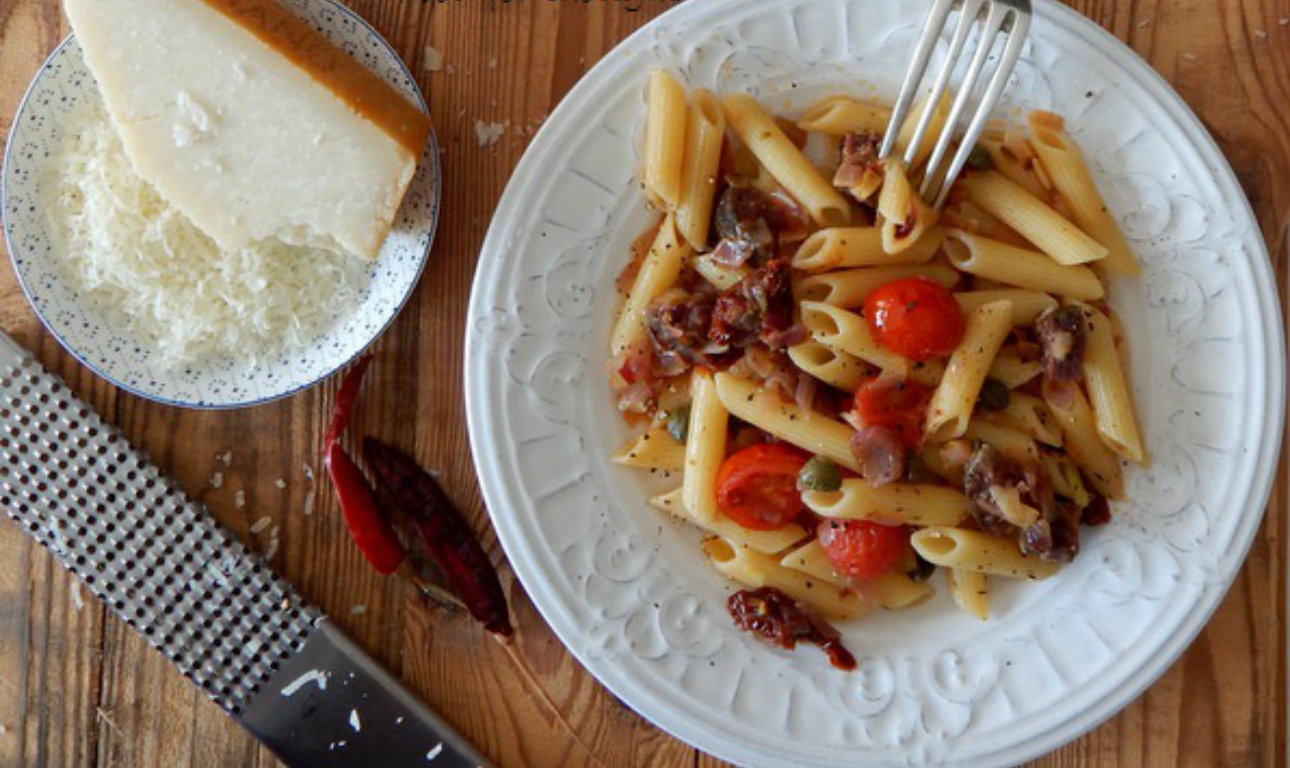 H μακαρονάδα της Πέμπτης είναι μεσογειακή με ντοματίνια, κάπαρη και σουτζούκι